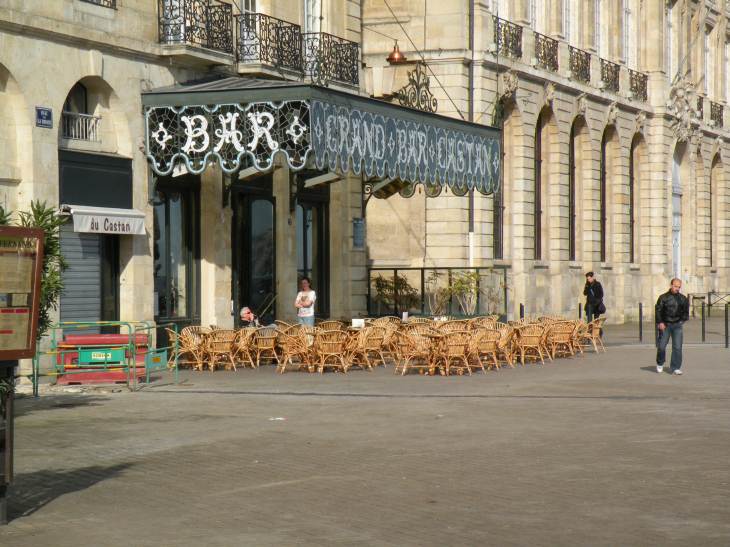  terrasse au soleil, sièges en rotin, grand bar Castan